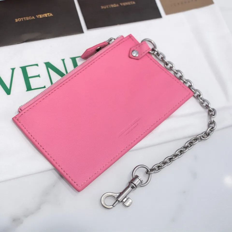 🔥🔥The counterattack of the popular Bottega Veneta started with this series of cloud bags, which went viral in the fashion circle and started a craze! Out of stock, out of stock, out of stock... One piece is hard to find, super hard to buy, regardless of age, season, or occasion. Very classy. Really, if you carry this on the road, it will turn heads! This is also the reason why this series is so expensive. Large size: 38*20*8.5cm [Big clouds and large grid weaving]
